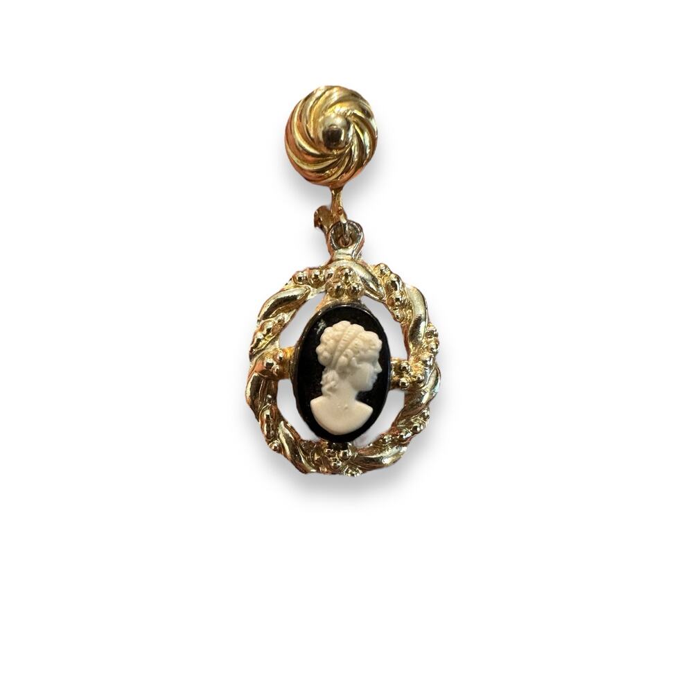 Judy Lee Vintage Cameo Clip on Earrings - Picture 2 of 6